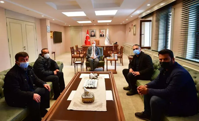 Vali Gül, işten çıkarıldıkları için eylem yapan işçilerle görüştü