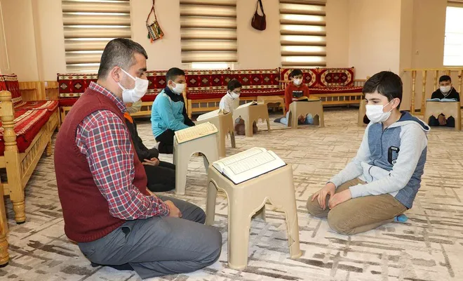 İmam hatip öğrencileri okul eğitimlerini hafızlıkla taçlandırıyor