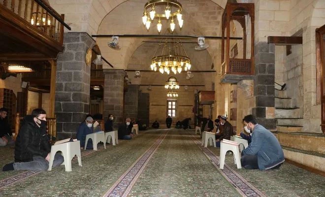 Camilerde mukabele tekrar başladı