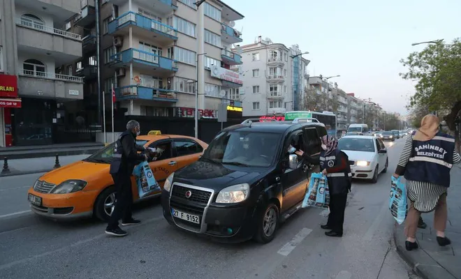 Şahinbey belediyesi iftara yetişemeyenlere kumanya dağıtdı