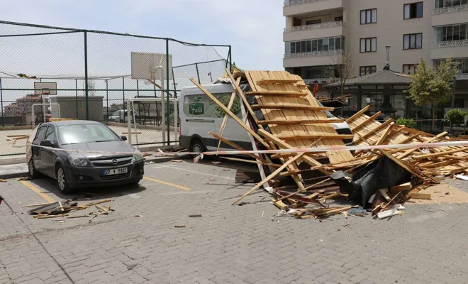 Fırtınada evleri ve araçları zarar görenler yardım bekliyor