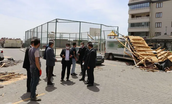 HÜDA PAR heyeti fırtına nedeniyle çatısı uçan siteyi ziyaret etti