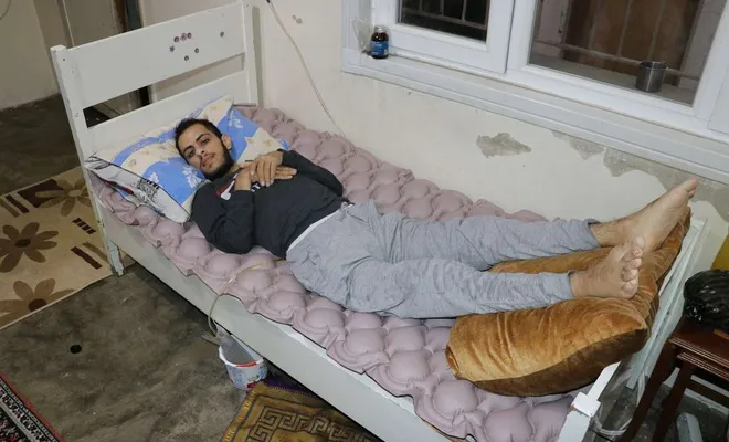 Felç olan Suriyeli genç ailesine kavuşmak istiyor