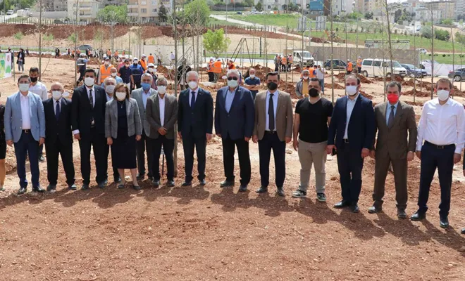 Gazeteciler ağaç dikti