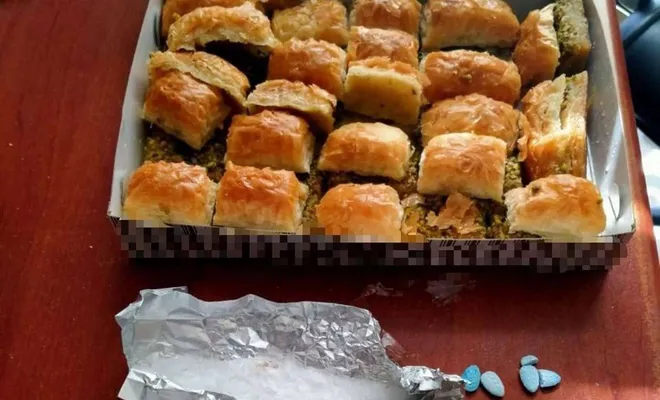Baklava kutusuna gizlenmiş uyuşturucu ele geçirildi