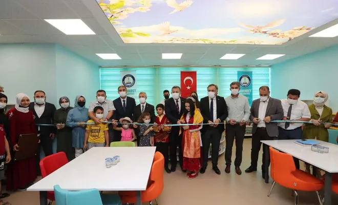 Şahinbey’de Z kütüphane ve halı saha açıldı