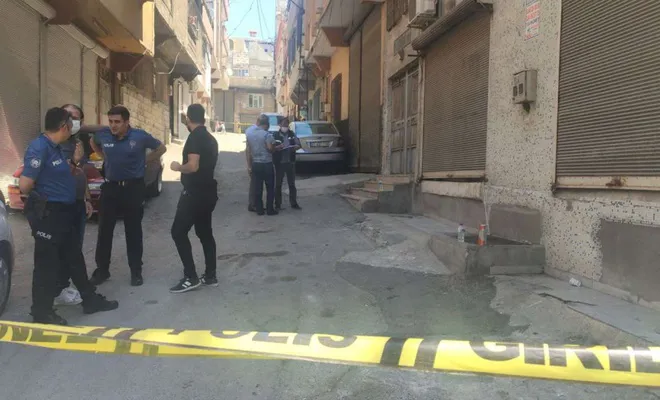 Madde bağımlısı şahıs üst araması yapmak isteyen polisi bıçakladı