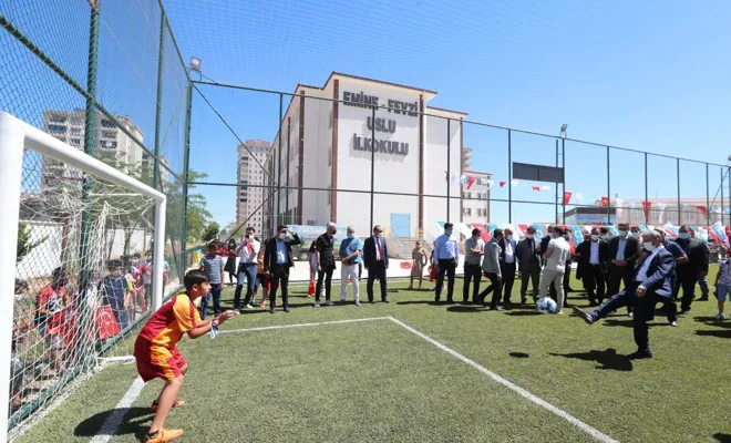 Öğrenciler için yaptırılan halı saha hizmete açıldı