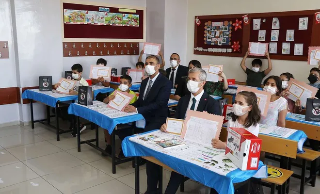 Öğrencilere karne hediyesi olarak kitap ve spor ayakkabısı dağıtıldı