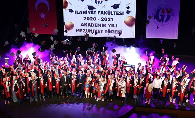 GAÜN İlahiyat Fakültesi öğrencilerinin mezuniyet sevinci