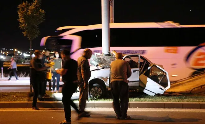 Mobese direğine çarpan otomobilin sürücüsü vefat etti