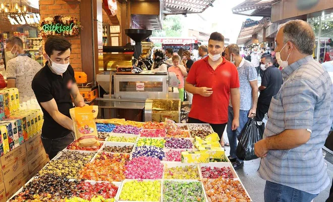 Bayram alışverişinden memnun olan esnafın yüzü gülüyor