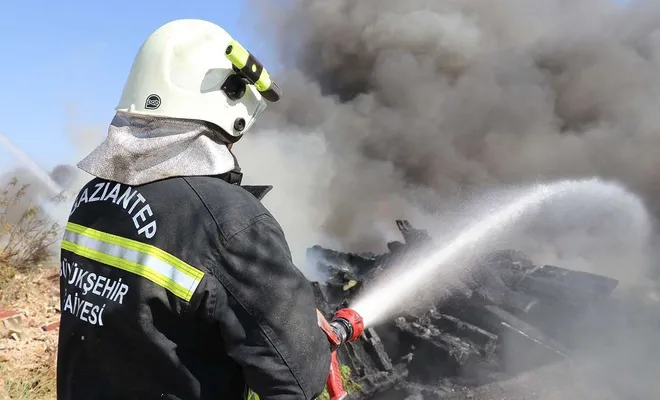 Tekne deposundaki yangının nedeni araştırılıyor