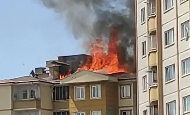11 katlı binanın çatı katında yangın