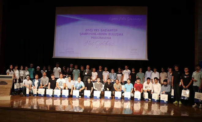 YKS’de başarı olan öğrenciler ödüllendirildi