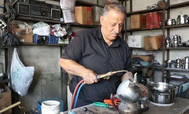 40 yıldır tencere ve çaydanlık tamir ederek ailesinin geçimini sağlıyor