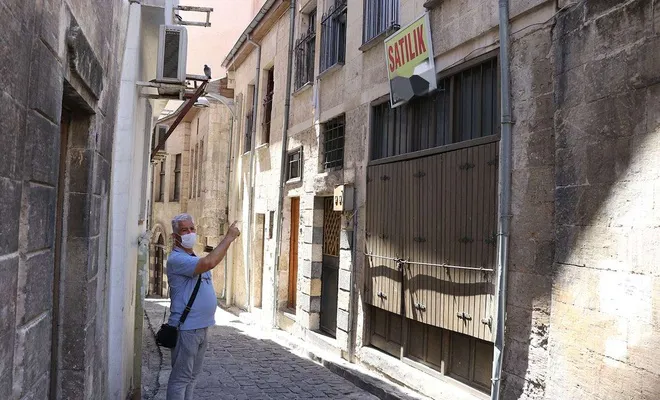 Hırsızlarla başları dertte olan tarihi mahalle sakinleri evlerini satıyor