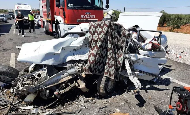İki araç kafa kafaya çarpıştı: Bir ölü iki yaralı