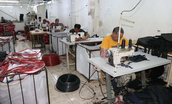 Okul çantası üretimi yapan atölyelerde hareketlilik başladı