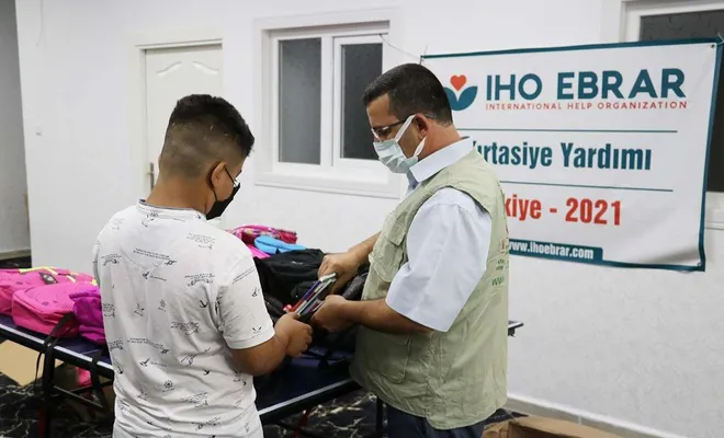 IHO-EBRAR öğrencilere kırtasiye yardımında bulundu