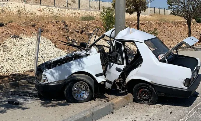 Elektrik direğine çarpan otomobil iki parça oldu: Bir yaralı