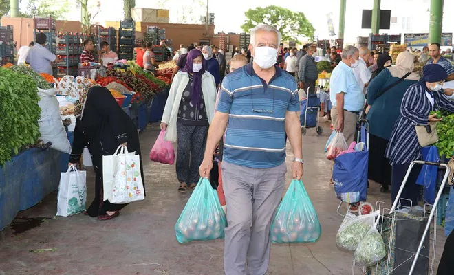 Pazar alışverişine çıkan vatandaş da satış yapamayan esnaf da dertli