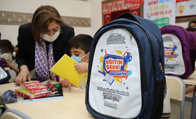 Öğrencilere çanta ve kırtasiye yardımı yapıldı