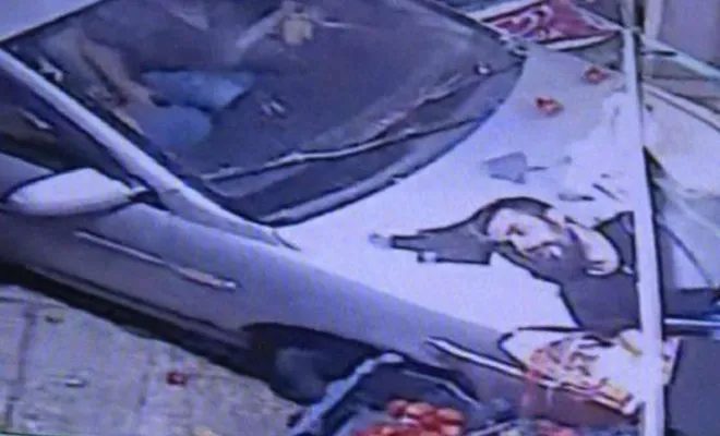 Otomobil markete girdi: Bir yaralı