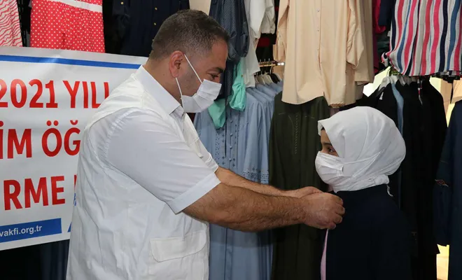 Yetimler Vakfı öğrencilere okul kıyafeti yardımında bulundu