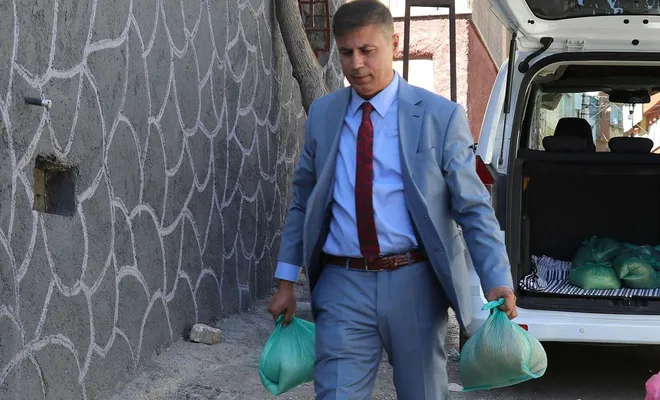 Cami cemaati ve hayırseverlerin desteğiyle ihtiyaç sahiplerinin yüzünü güldürüyor