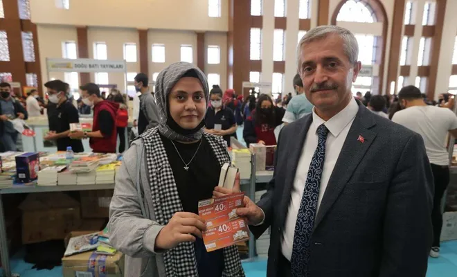 Gaziantep’te öğrencilere kitap hediye çeki dağıtıldı