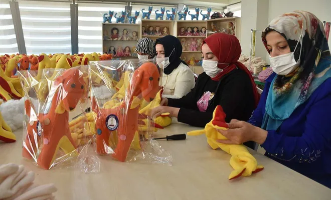 Yaptıkları oyuncaklarla ev ekonomisine katkı sağlıyor