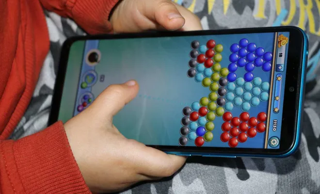 Ağlayan çocuklara cep telefonu vermek doğru mu?