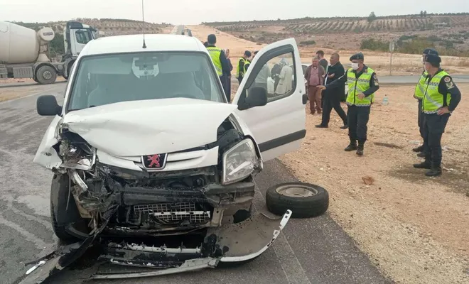 Hafif ticari araç ile otomobil çarpıştı: 7 yaralı