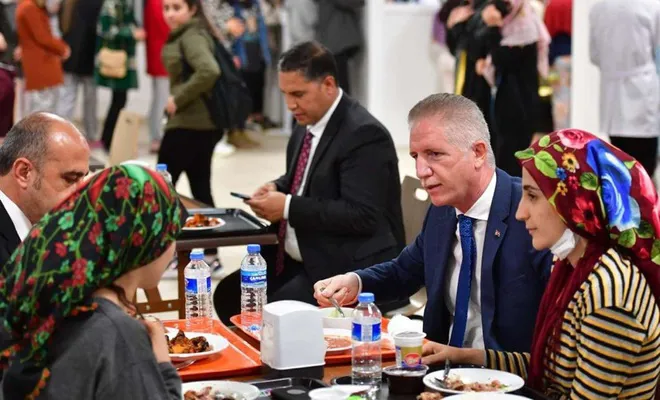 Gaziantep Valisi Gül yemek ve yurt ücretlerine tepki gösteren öğrencileri ziyaret etti