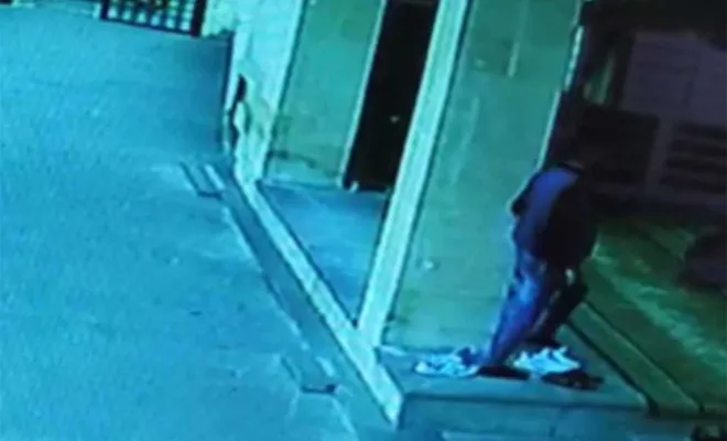 Eski ayakkabısını camide namaz kılan gencin ayakkabısıyla değiştirdi