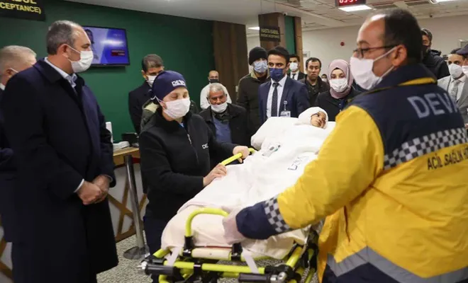 Adalet Bakanı Gül, pitbull saldırısına uğrayan Asiye’yi ziyaret etti