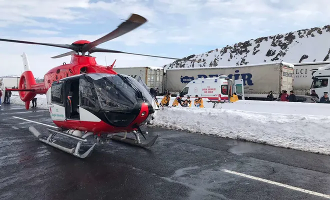 Mahsur kalan ambulanstaki bebek helikopterle hastaneye götürüldü