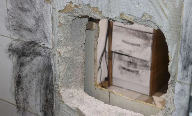 Duvarı kırıp girdikleri kuyumcudan 1,5 milyon liralık altın çaldılar