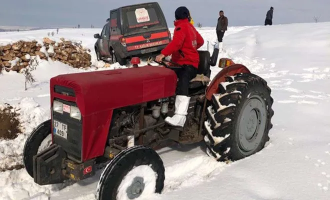 UMKE ekibi hasta almaya giderken karlı yolda mahsur kaldı