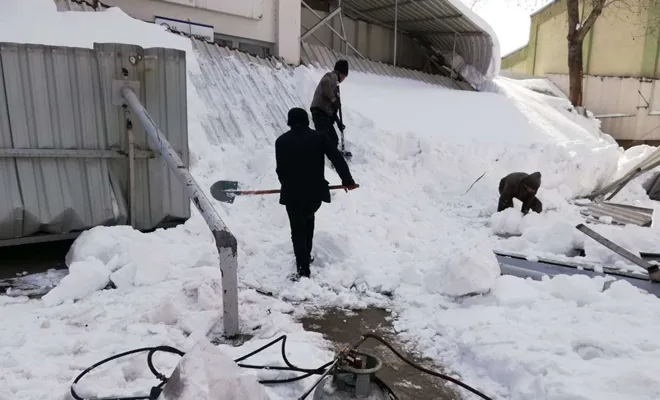 Gaziantep’te biriken kar nedeniyle caminin ön kısmındaki çatı çöktü