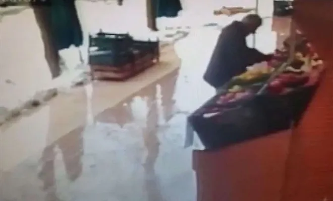 Yaşlı adamın ölümüne neden olan tentenin çökme anı güvenlik kamerasında