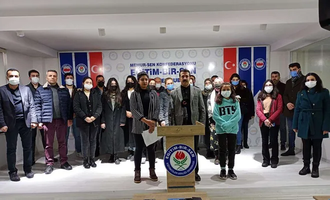 Yıllardır atama bekleyen öğretmenler basın açıklaması yaptı