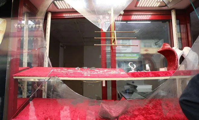 Vitrinden Yarım kilo altın çaldılar