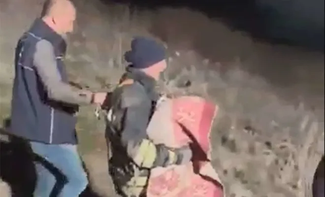 Çukura düşen 2 tilkiyi itfaiye ekipleri kurtardı