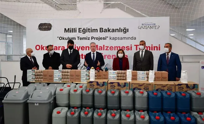 Okullara temizlik malzemesi dağıtıldı