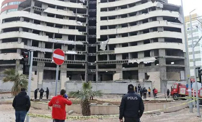 Vali Gül Gaziantep'te atıl durumdaki otelin yıkılacağını duyurdu