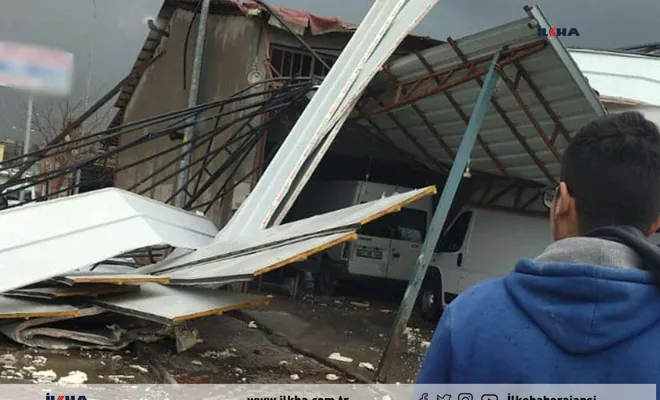 Fırtına çatıları uçurdu