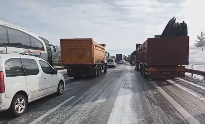 Gaziantep-Şanlıurfa yolunda sürücüler buzlanma nedeniyle yolda kaldı