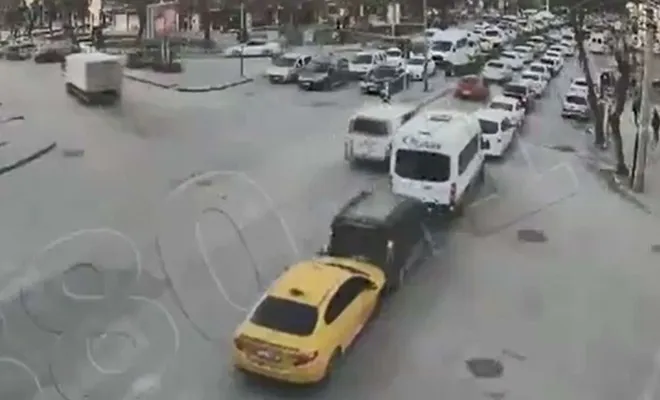 Aşırı hız ve dikkatsizliğin neden olduğu kazalar kamerada